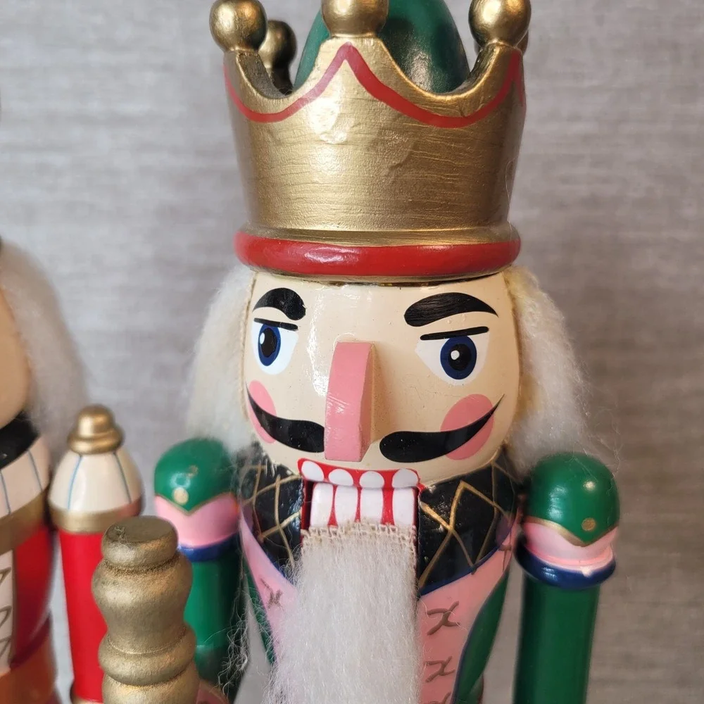 2 Wooden Nutcrackers Red Green Pink Multicolor 12